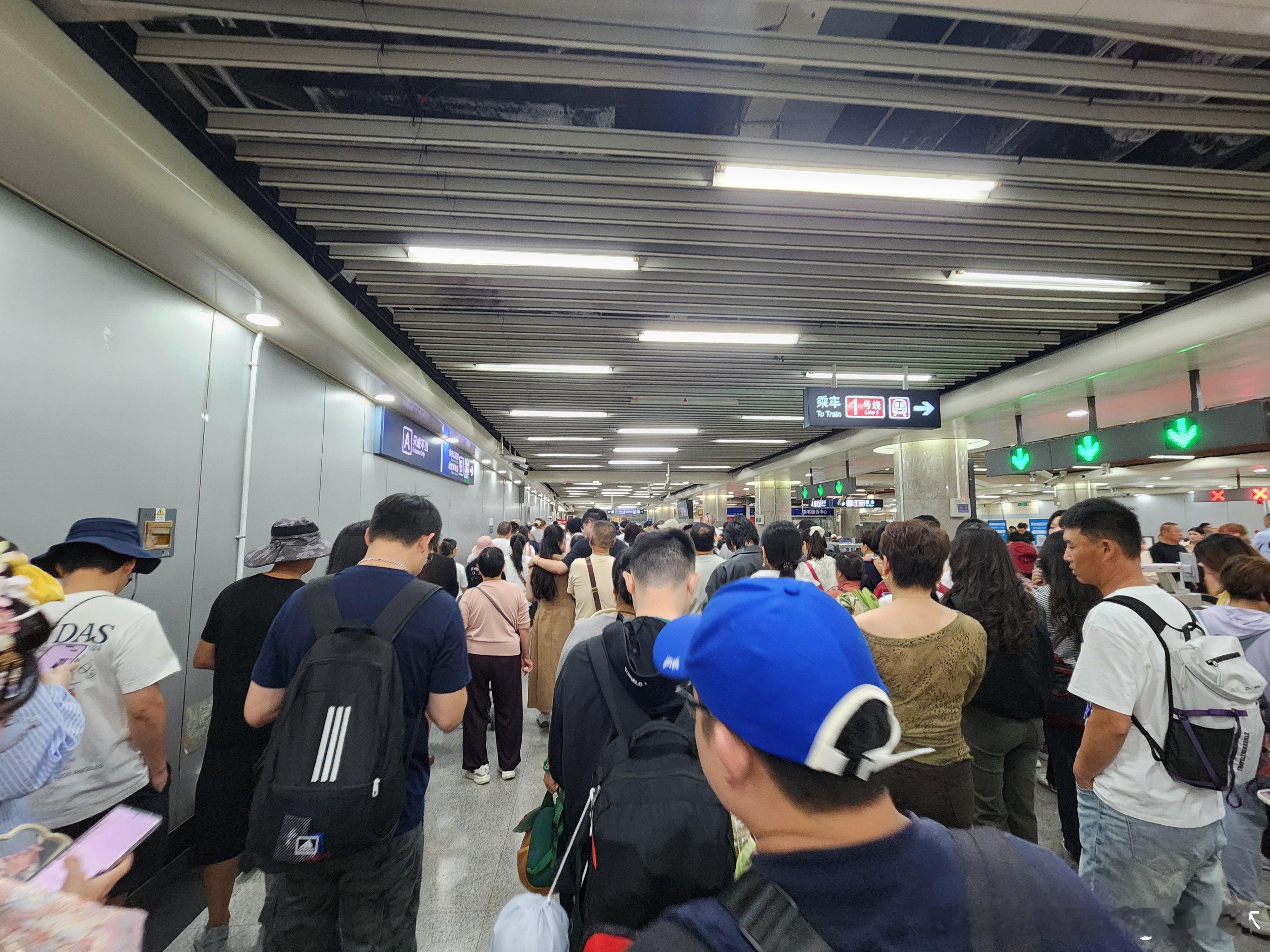 神兽们不是回笼了吗？？？咋这个时间段还这么多人出来玩？？[捂嘴哭][捂嘴哭]  