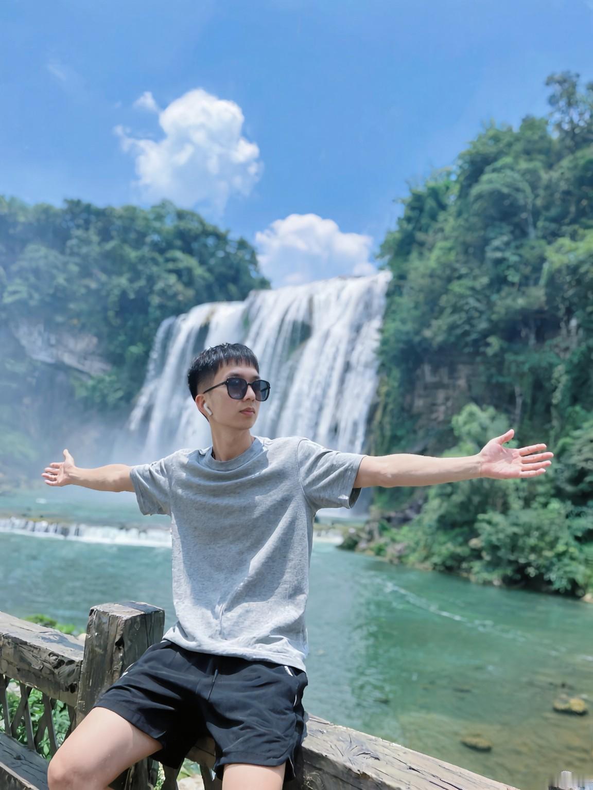 鼎盛昌明！
 
这四字藏着实打实的硬核底气——“鼎盛”是国力拔节的硬气，航母劈波