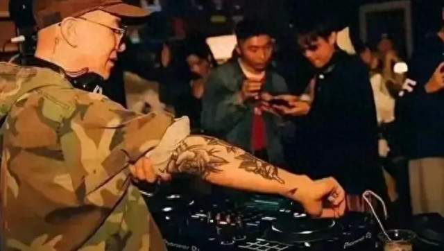 大S再婚后超幸福，拍广告都要给具俊晔看，对前夫态度难理解