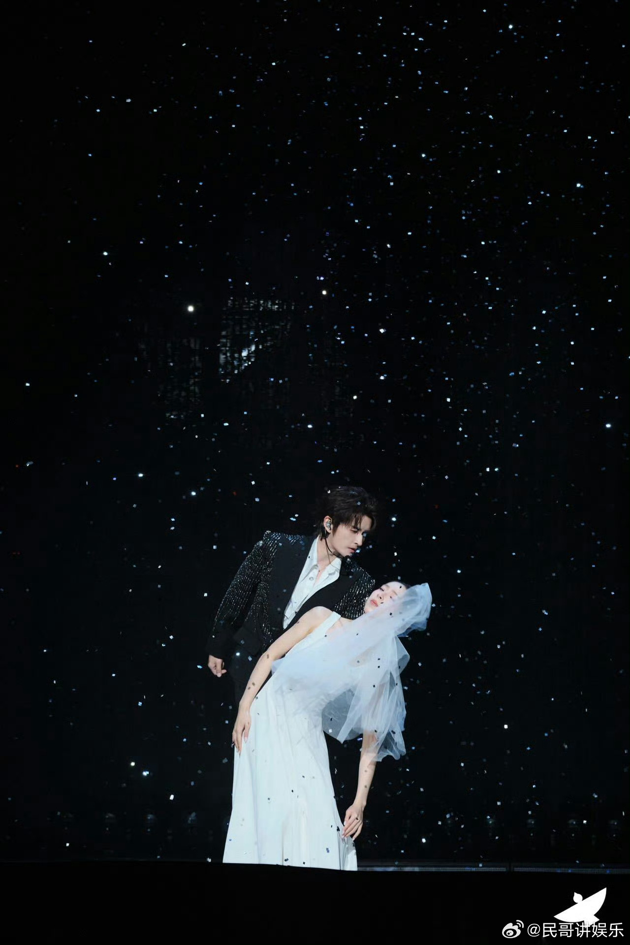 张远演唱会版嘉宾be感好重 演唱会现场版《嘉宾》痛感升级，张远用歌声勾勒出婚礼现