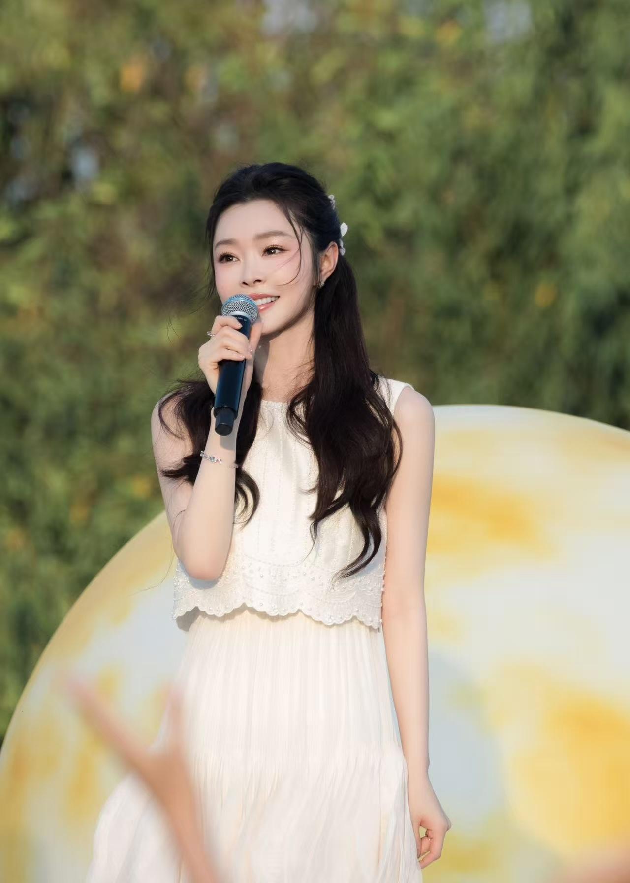 宋轶公主头半扎发 央视五四晚会的宋轶造型好仙！披肩发配上一身淡雅可爱长裙，温柔仙