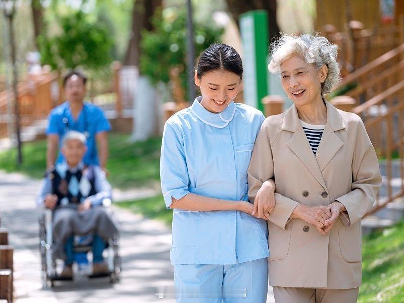 2030年服务业总规模达100万亿国家明确目标，到2030年服务业总规模突破10