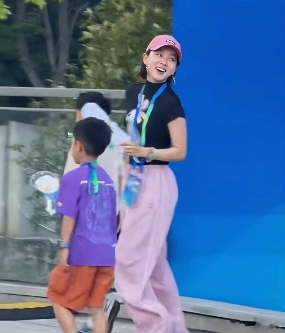 马龙老婆夏露真的好漂亮，带着两个儿子，儿子也很懂事，好温馨的画面，龙嫂把家里打理
