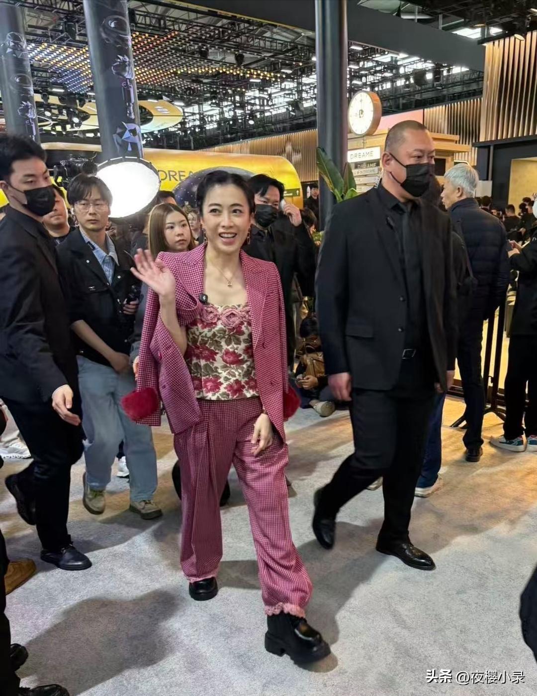 刘銮雄老婆甘比在上海参加科技展，她现实中真人看起来很矮小，气质土土的，穿衣品味一