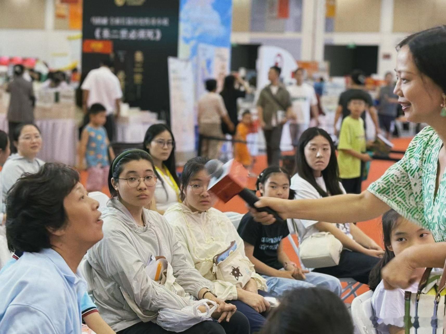 下雨的黄昏，我着绿裙，笨手扎出新发型，又又又……来江苏书展，和爱书的人们相见，在