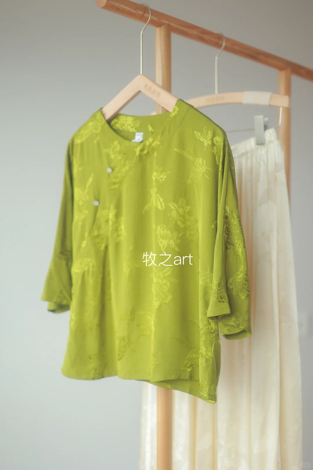 偶尔试试中式国风｜缎面提花上衣