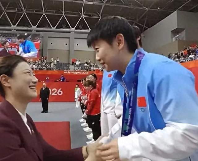 颁奖台可爱名场面！丁宁给莎莎戴金牌，一句话逗笑大满贯