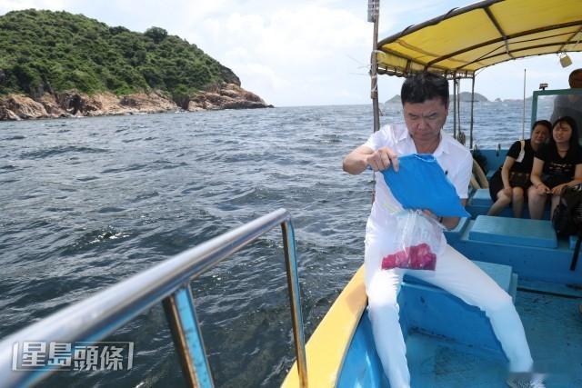 艾威以海葬告别Lisa艾威Lisa游泳相识海葬告别 据港媒，近日，艾威以海葬告别