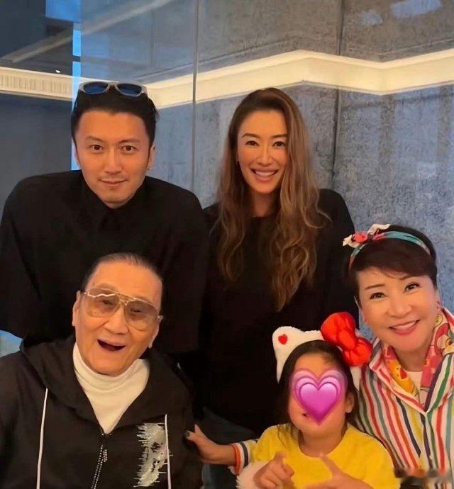 谢婷婷官宣结婚一周年引热议！网友集体催婚谢霆锋王菲：何时圆满领证？近日，谢婷婷晒