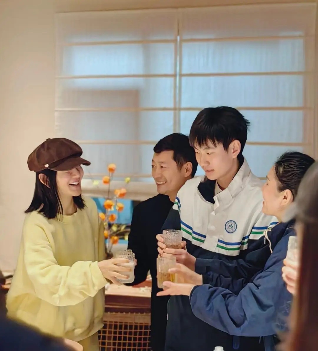 46岁谢娜现身四川老家中江和家人亲朋好友一起庆祝妇女节。当天纯素颜，脸色憔悴，看