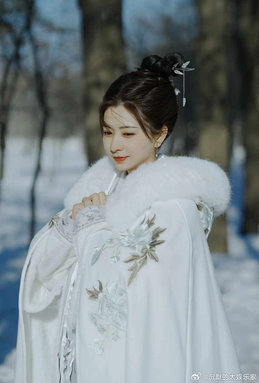 斓曦被嘲年老色衰，曾经的眉庄的气质有些找不到了。想一想，眉姐姐真实年龄也40有余