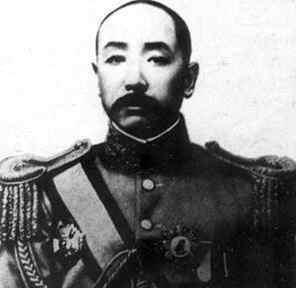 1923年，张作霖微服逛奉天集市，遇小混混拦路索费，他打趣反问 “敢收我的钱？”