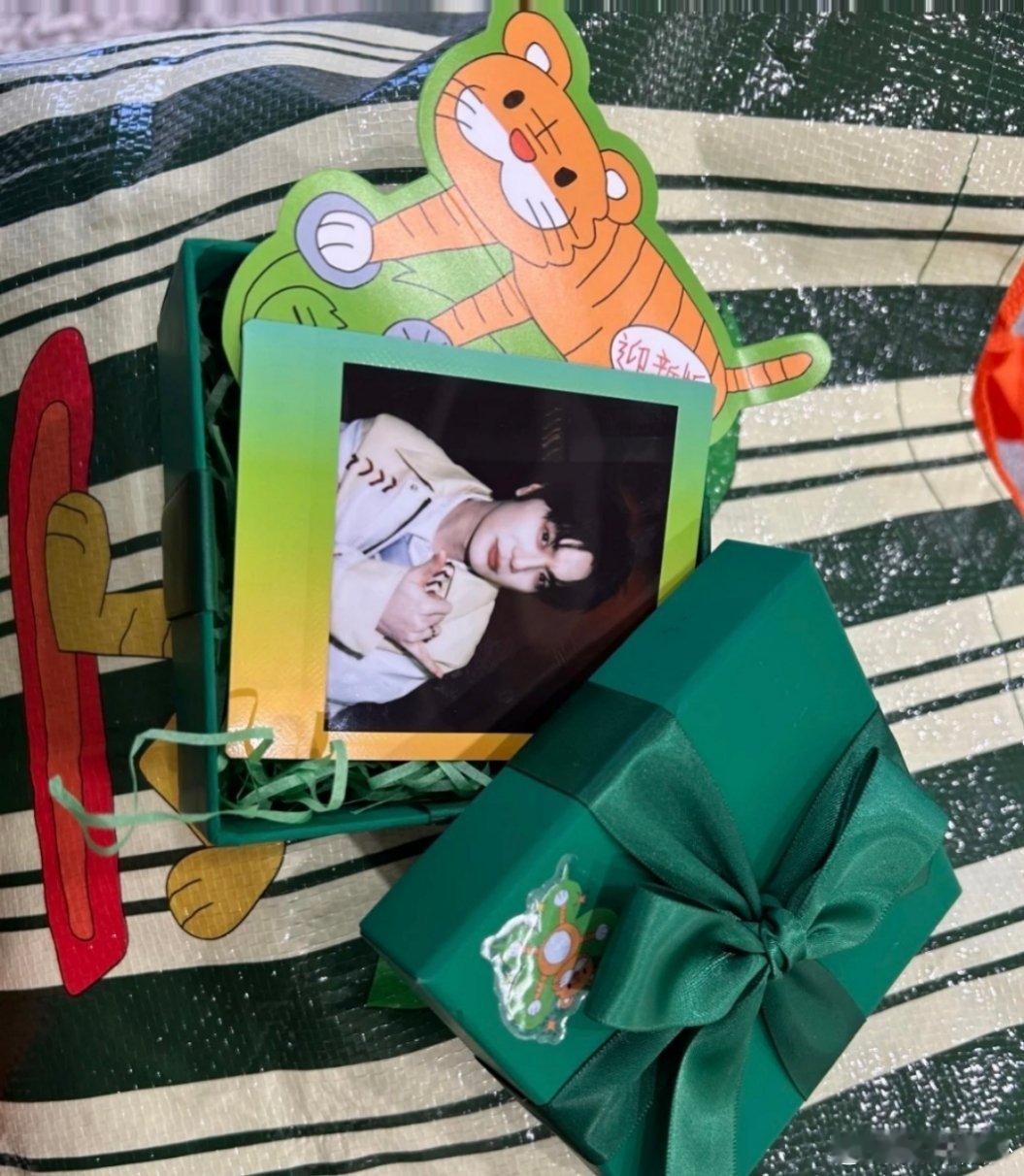 陆虎 一个有才的浪漫疯子被陆虎的跨年浪漫狠狠拿捏！唱《限时礼物》宠粉，烤肠互换物