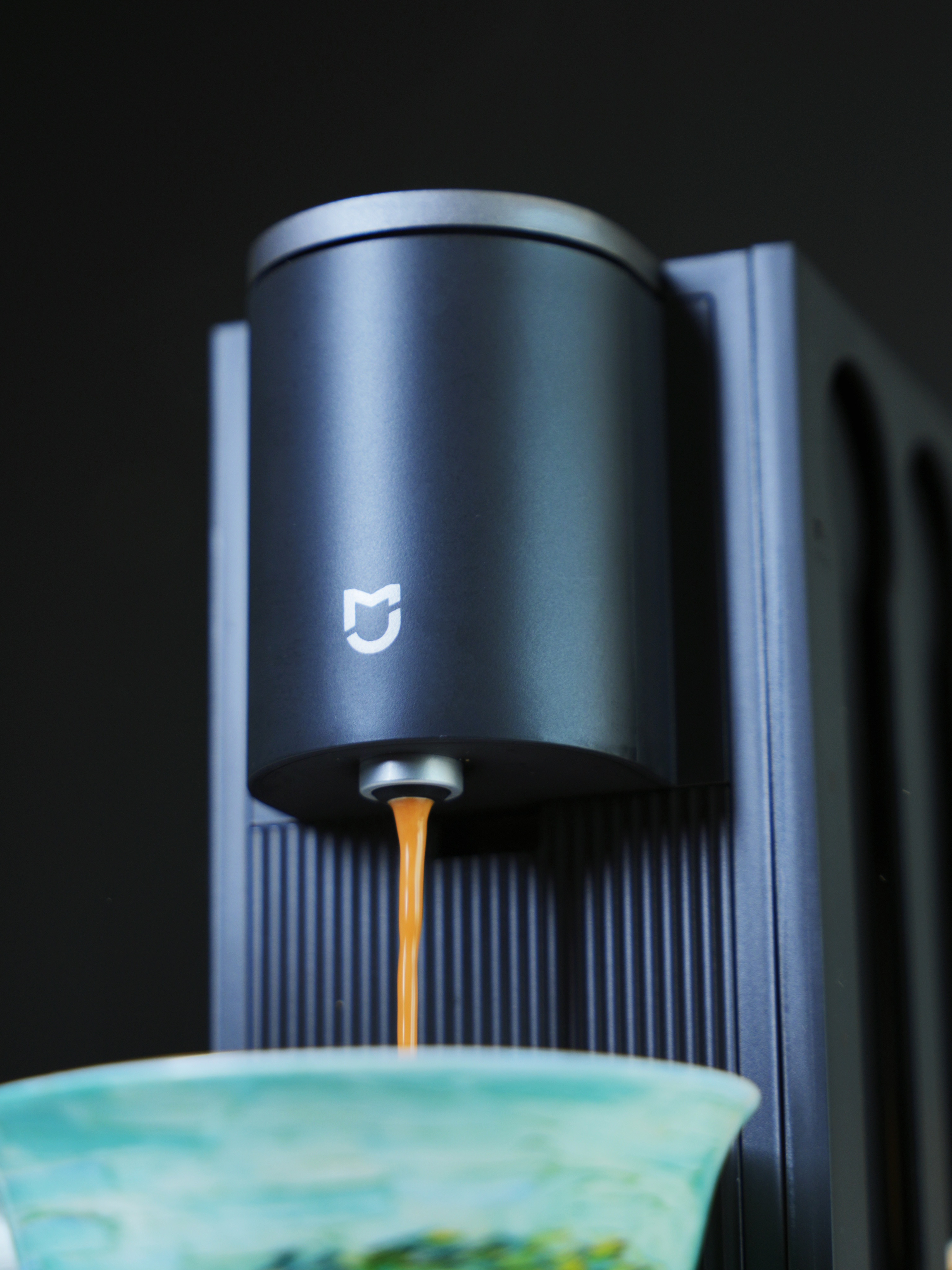 前段时间公司小伙伴天天吵着要咖啡机，说早上来了提神用，商讨过手冲、半自动咖啡机，