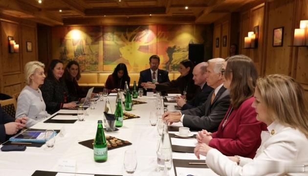 【冯德莱恩与美国国会议员讨论推动乌克兰和平】网页链接欧盟委员会主席冯德莱恩在达沃