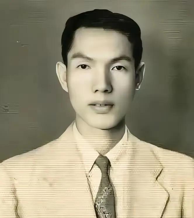 1958年，一个叫田家炳的印尼华侨带着自己的家人移居香港，并在元朗的屯门海边购买