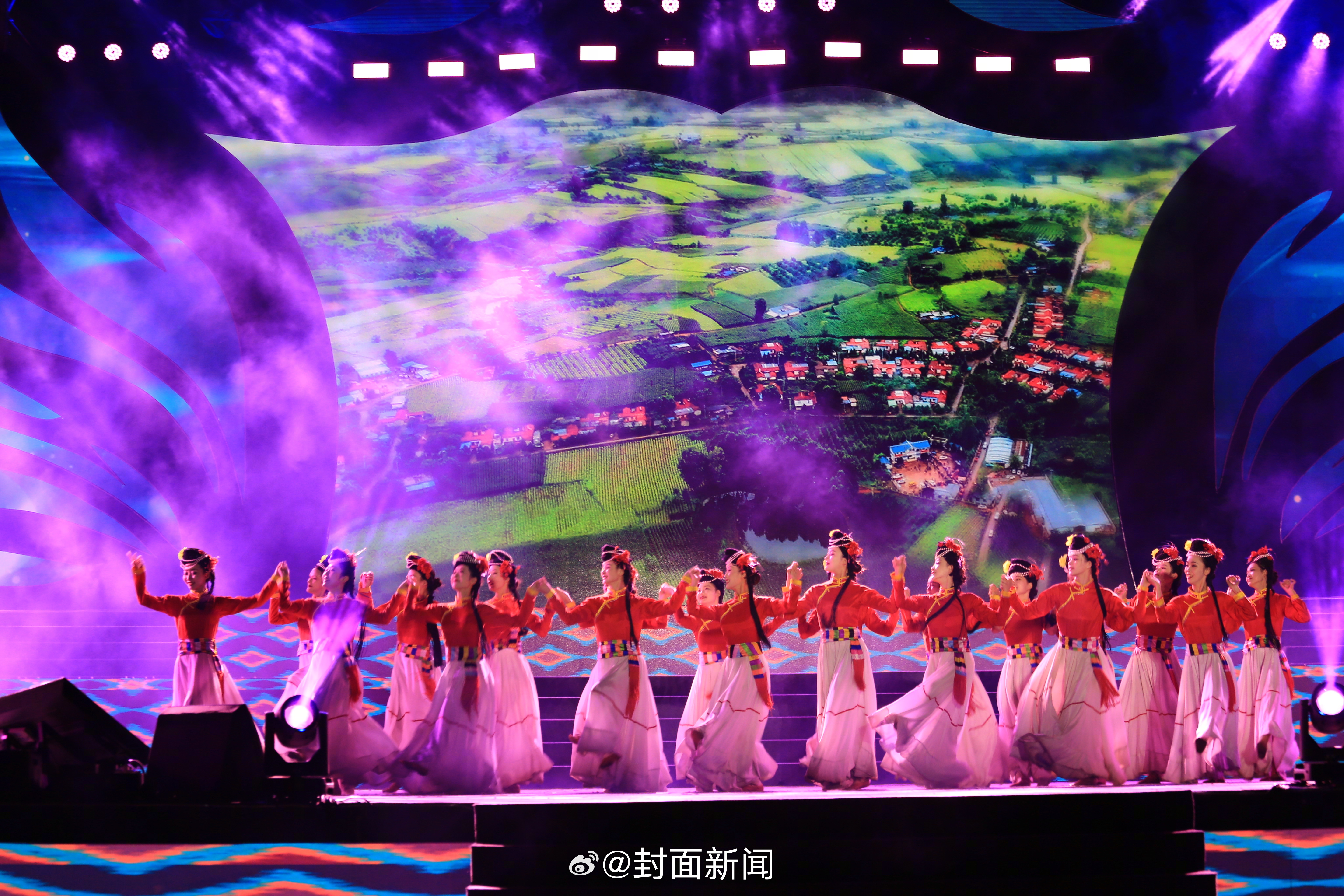#火把节仪式感拉满# 炎炎夏日挡不住火的热情！7月25日晚，四川凉山盐源举行盛大