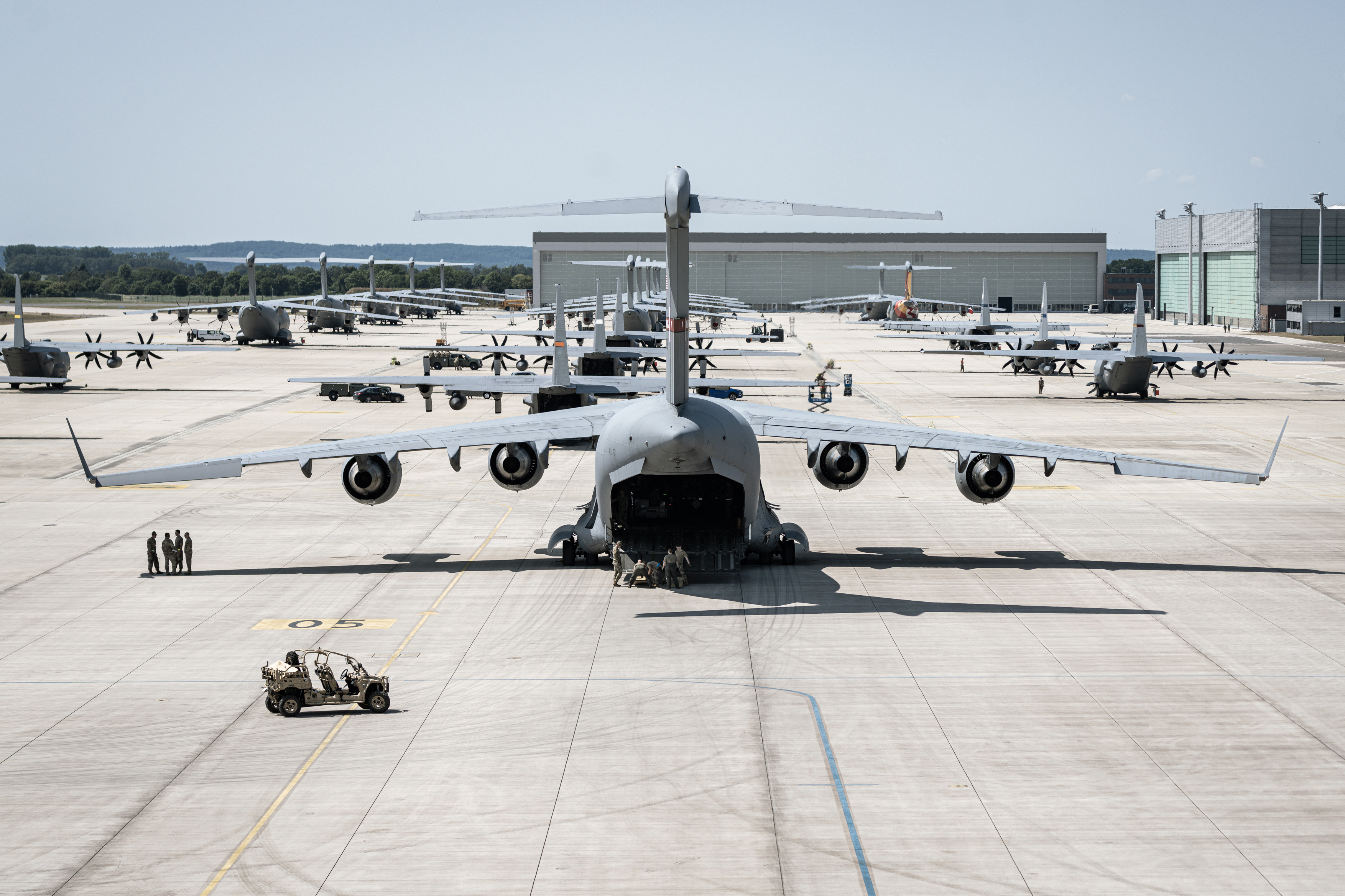 2023年6月5日，波音C-17和空客A400M运输机在位于德国翁斯托夫的第62