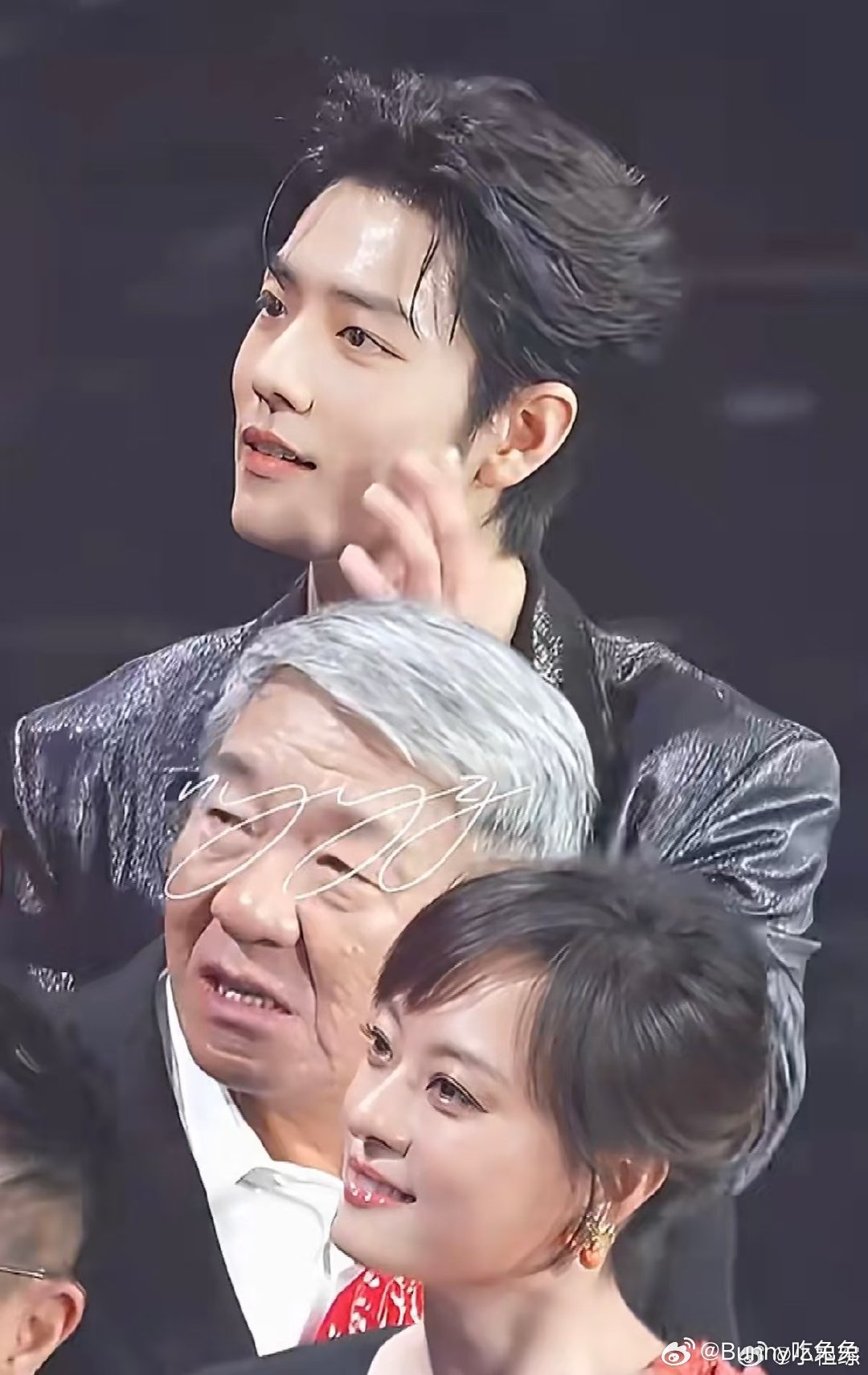 谁来给肖战递张纸 肖战流汗后更加貌美了 谁能拒绝流汗的肖战啊！易出汗体质+亮晶晶