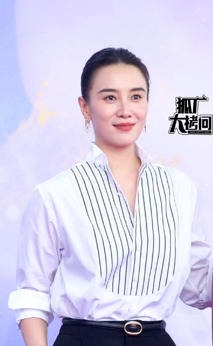 娱乐圈的造型师是不是都跟发际线有仇？
明明才45岁的神仙颜值，硬生生被一个紧绷绷
