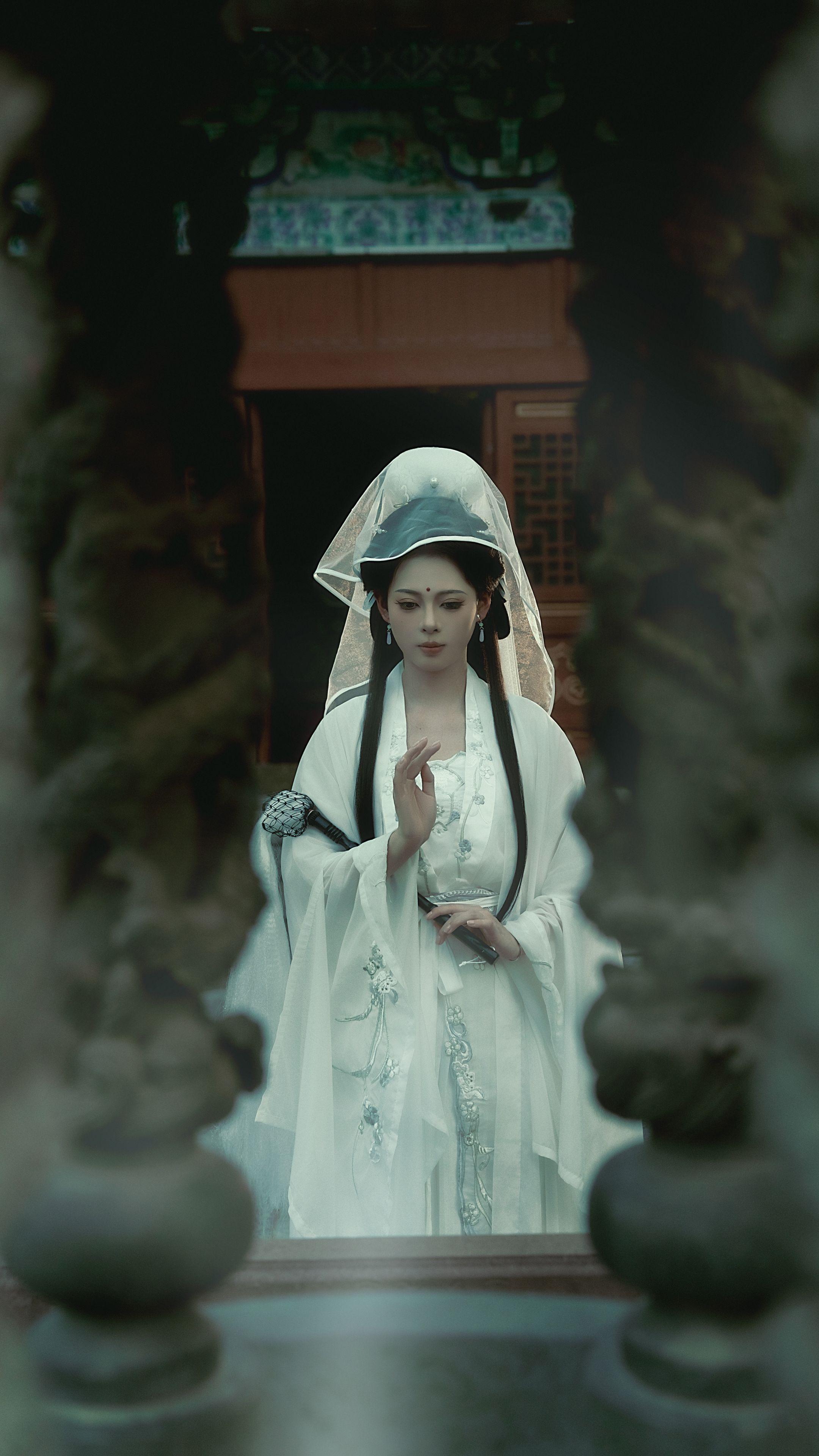 慈悲却渡不尽世人苦。空持千手目难窥人间路