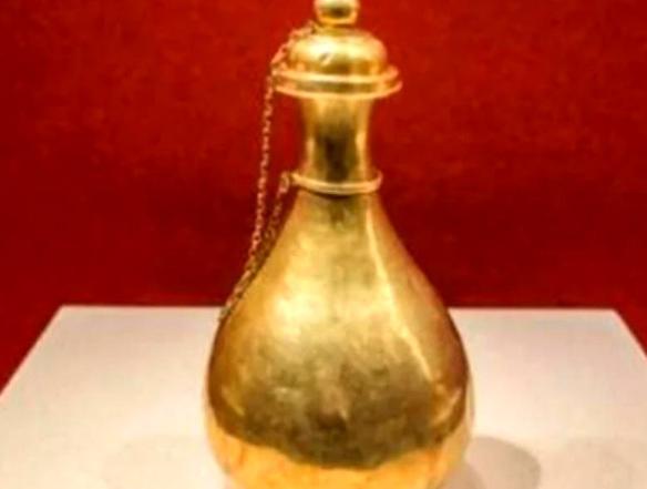 1951年，考古人员在万历皇帝妃嫔墓中，发现一个小金瓶中装有神秘液体。化验结果一