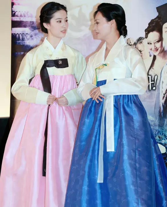 本来挺好看的，穿上这衣服跟宫女似的[捂脸]