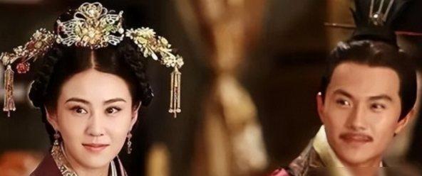 卫青32岁时，迎娶43岁已经三婚的寡妇平阳公主。洞房之夜，平阳公主坐在榻上，卫青