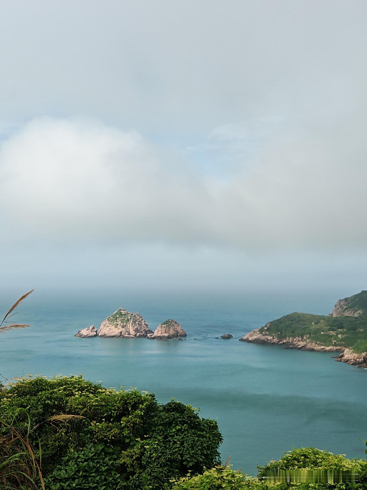 海岛上的天空，海岛上的水，一切美如画。
那你知道为什么海上的水它是碧绿的吗？