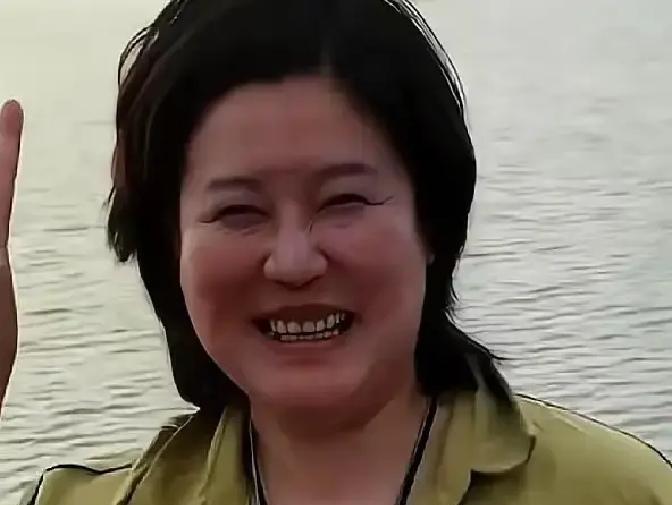 6月28号的山东菏泽浮龙湖边，要是没人提醒，我实在不敢认——眼前这位双下巴若隐若