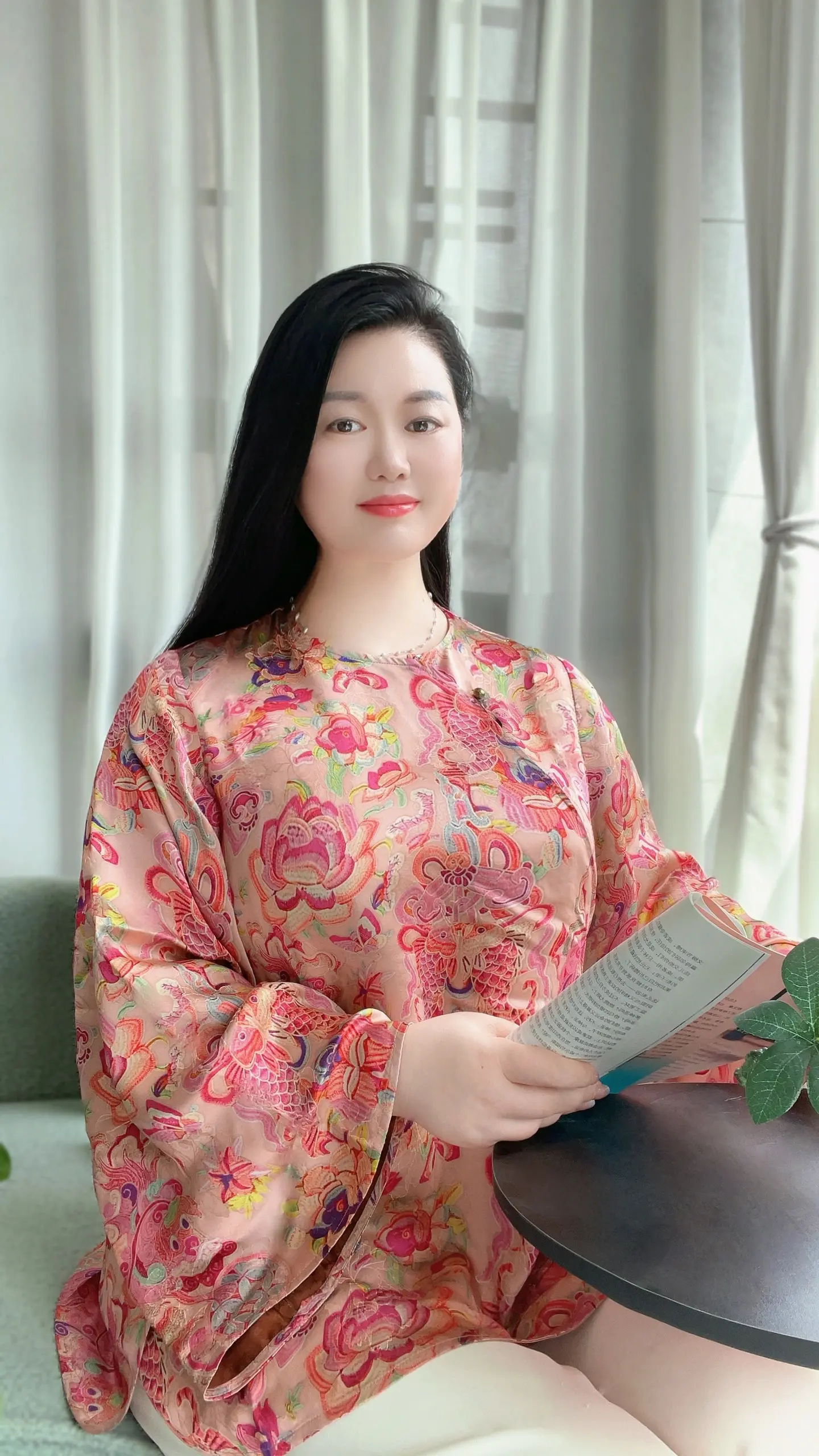 初来不知人间苦，回首已是苦中人，皆是红尘悲伤客，莫笑谁是可怜人……