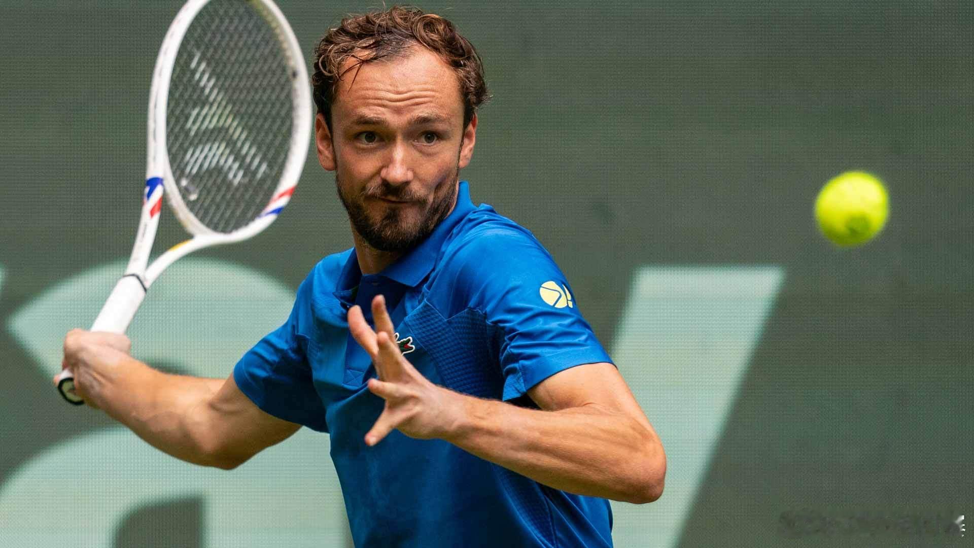 顺利过关💪ATP500 哈雷站第二轮，3号种子梅德维德夫以6-2 7-5击败阿
