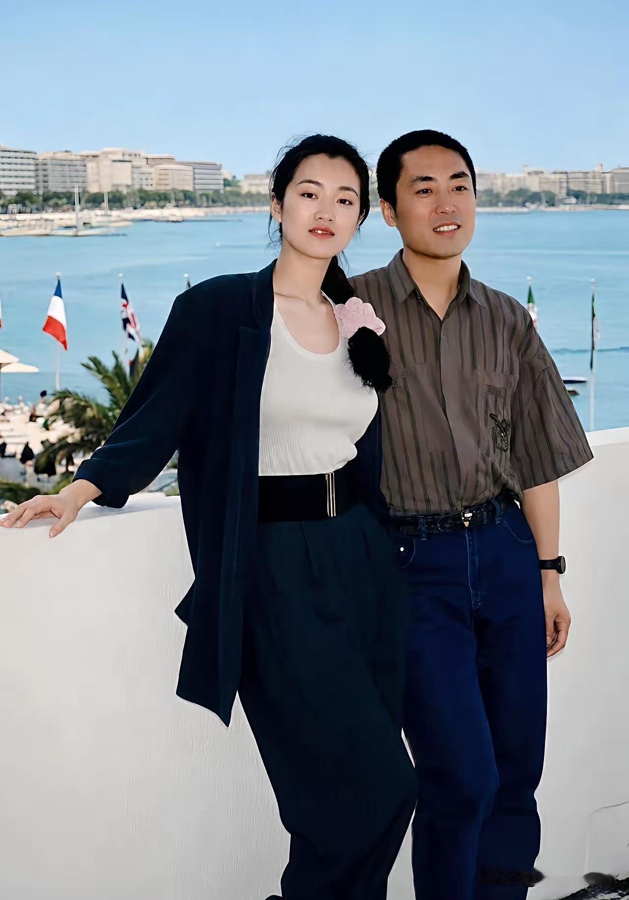一张巩俐和张艺谋的旧合影 瞬间把我们拉回90年代 ！这是他们两个在法国的合影。那