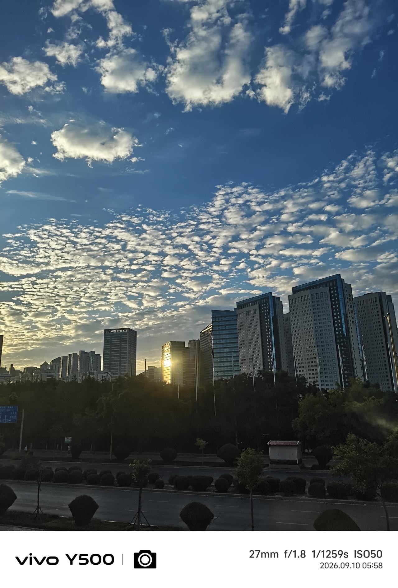 今天是教师节，思念高中时的英语老师，谢老师，个头不高喜欢穿四个兜的中山装，头发打