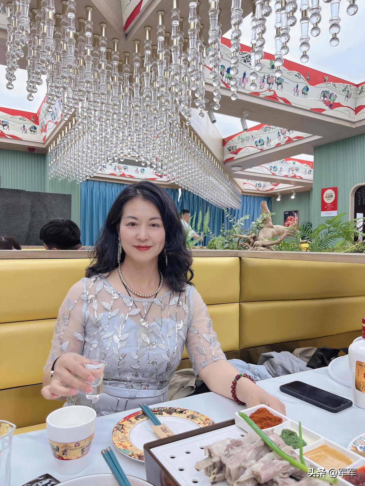 我跟我老公经常这样，一个星期去下趟馆子，其实饭店的菜真不如家里做的干净，就是为了