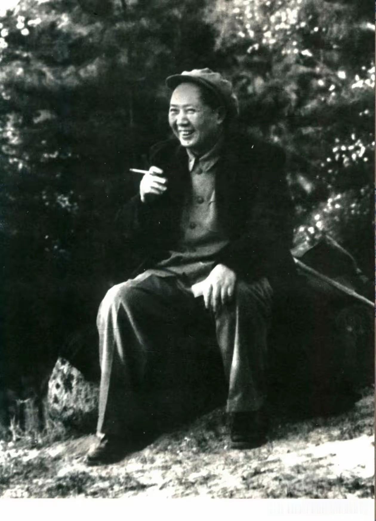 1965年5月，时隔38年，伟人再次登上井冈山。1927年他在这里开辟农村革命根