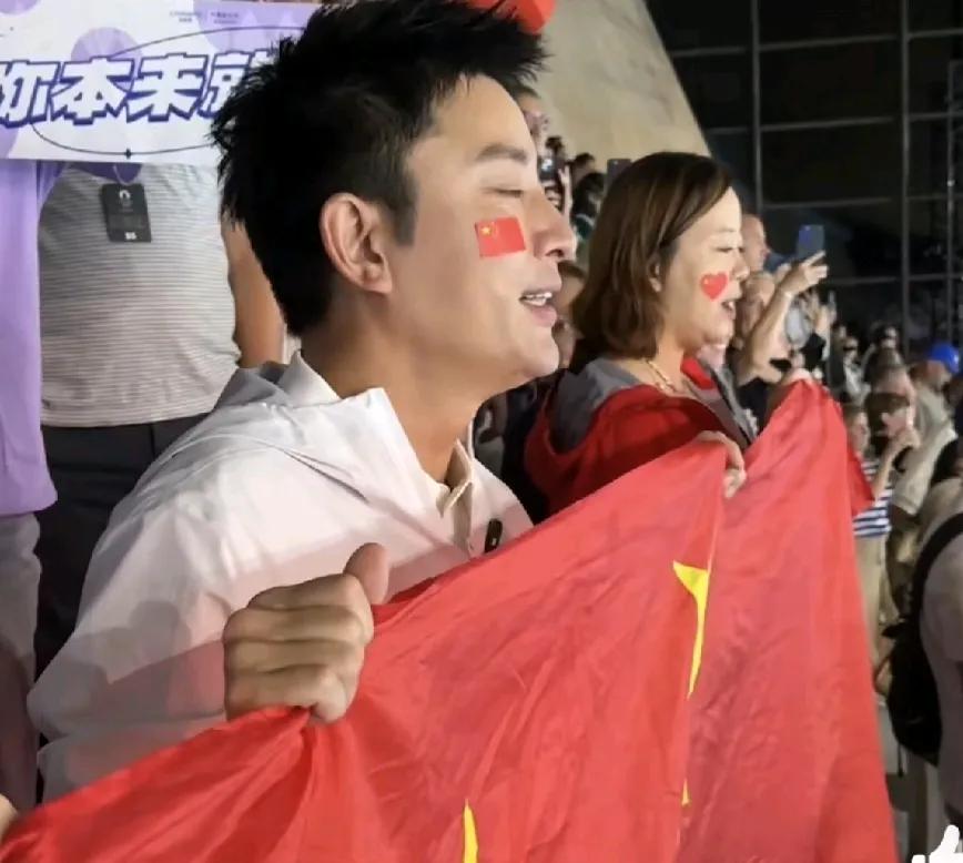 贾乃亮，热泪盈眶！

7月27日晚上，贾乃亮再次发视频，这次他和众人站在巴黎奥运