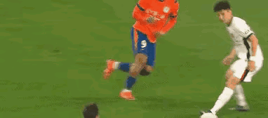 下面这个图片中你感觉是不是犯规，老克倒在禁区，裁判没有表示，你认为有没有犯规，普