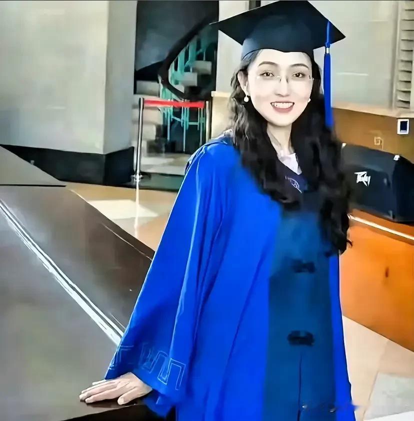 武汉大学的杨同学不用再等学校的处理，社会已经把她处理了。她现在已经是社会性死亡，