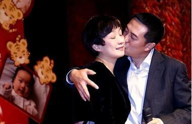张嘉译成名后，拿出7,000万给妻子王海燕买了一套别墅和一辆200万的豪车，他的