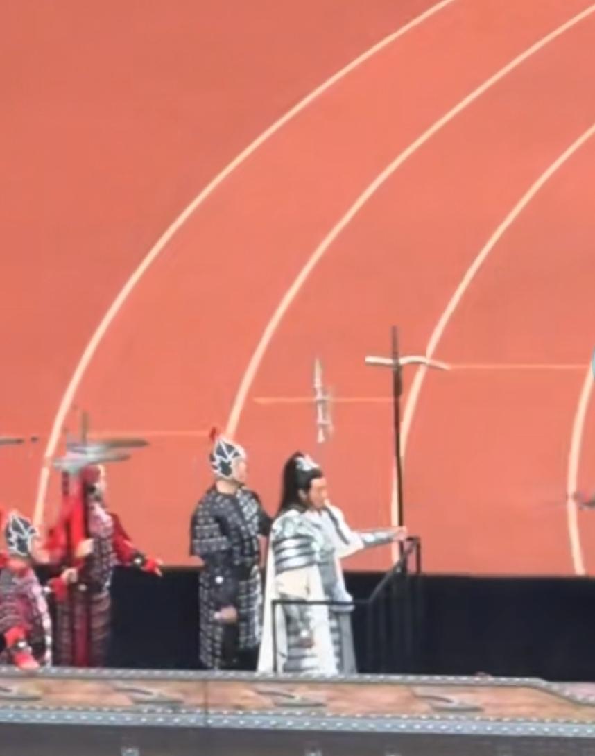 申花未来主场会不会也有这样个性化的仪式呢？今天苏超赛场宿迁与南京比赛前，著名演员