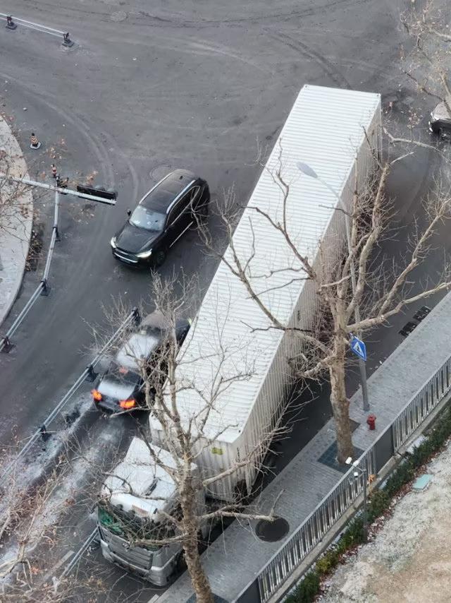 遇到大货车应注意什么你知道吗？
小区门口放了一辆大货，这种大货青岛不会让它白天进