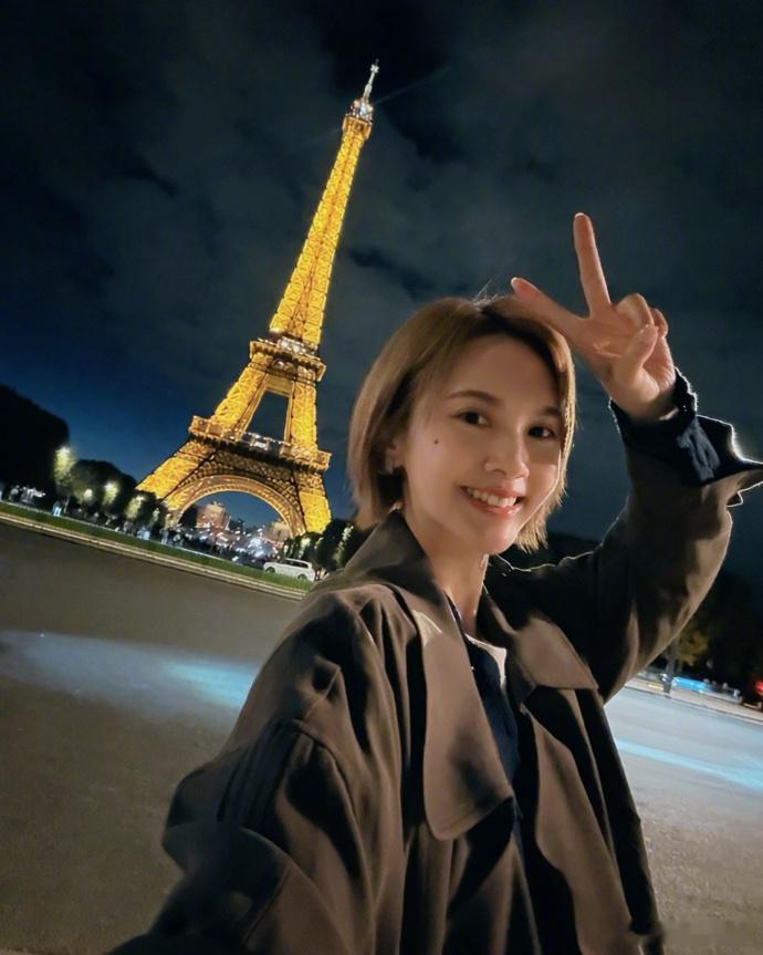 杨丞琳幸福的婚后生活结婚周年，杨丞琳晒巴黎伦敦旅行plog。异国街头随拍氛围感满