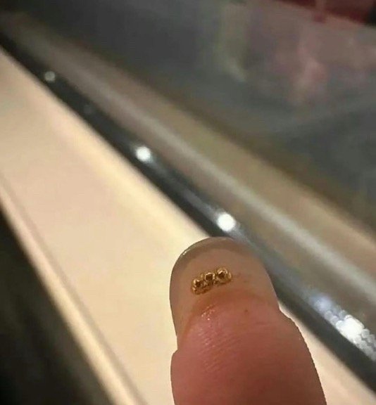 怪不得金店不许留指甲呢，都藏在指甲缝里面了 