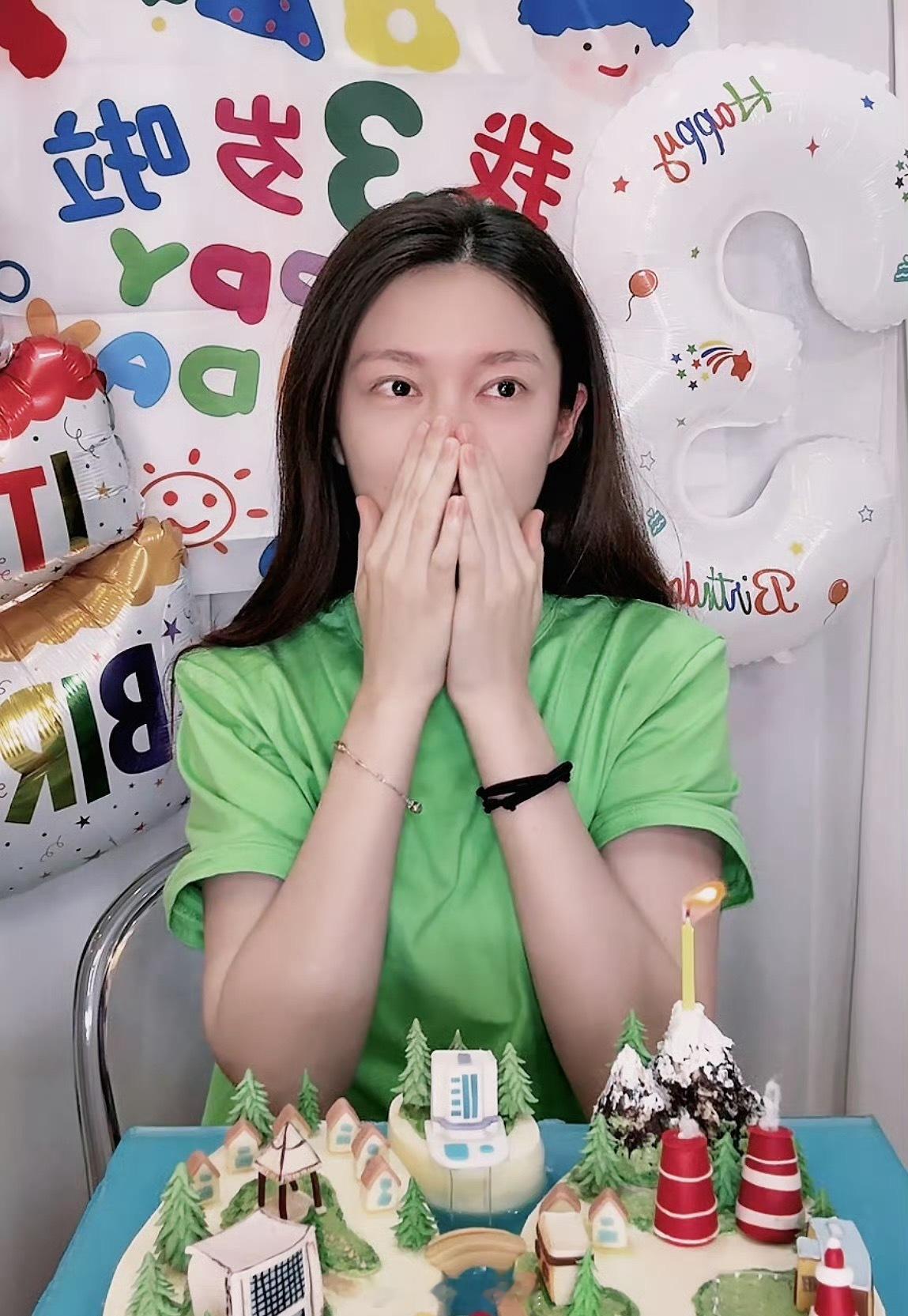 傅菁直播和粉丝连续三天见 满屏都是双向奔赴的感动，双场演唱会诚意拉满，每一段舞台