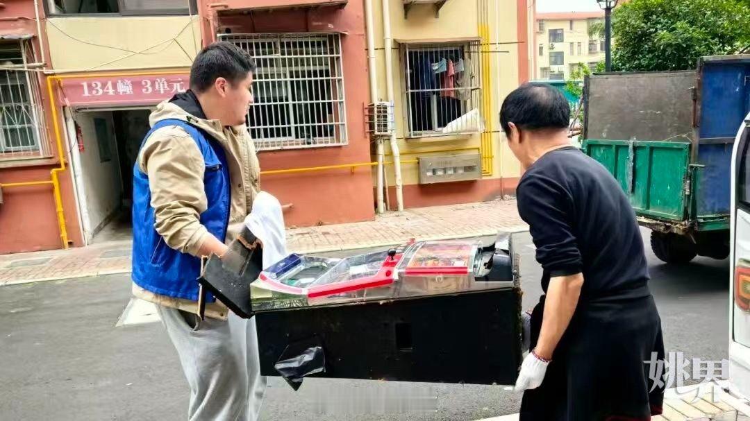 宁波余姚志愿者齐发力让环境焕然一新 近日，宁波余姚在富巷南新村开展“家门口的微更