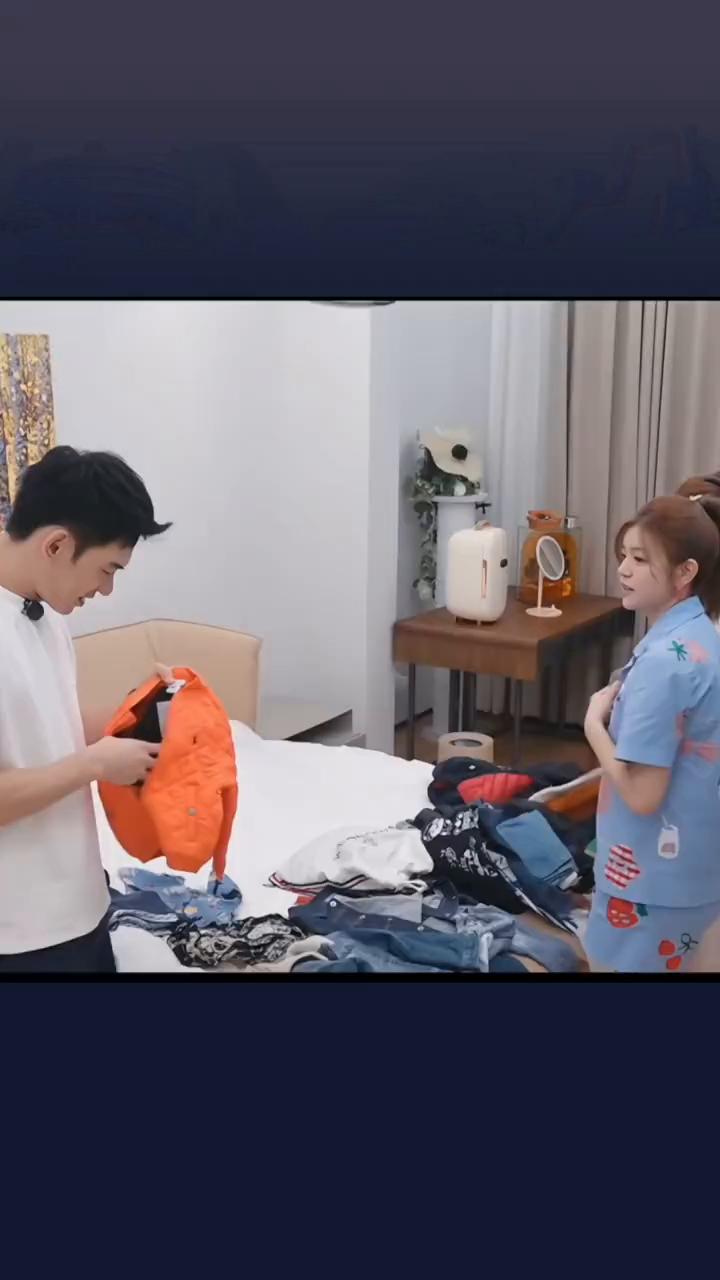在明星之间也会护送小孩子的旧衣服。
陈妍希把星星小时候的衣服送给欧阳妮妮的小孩。