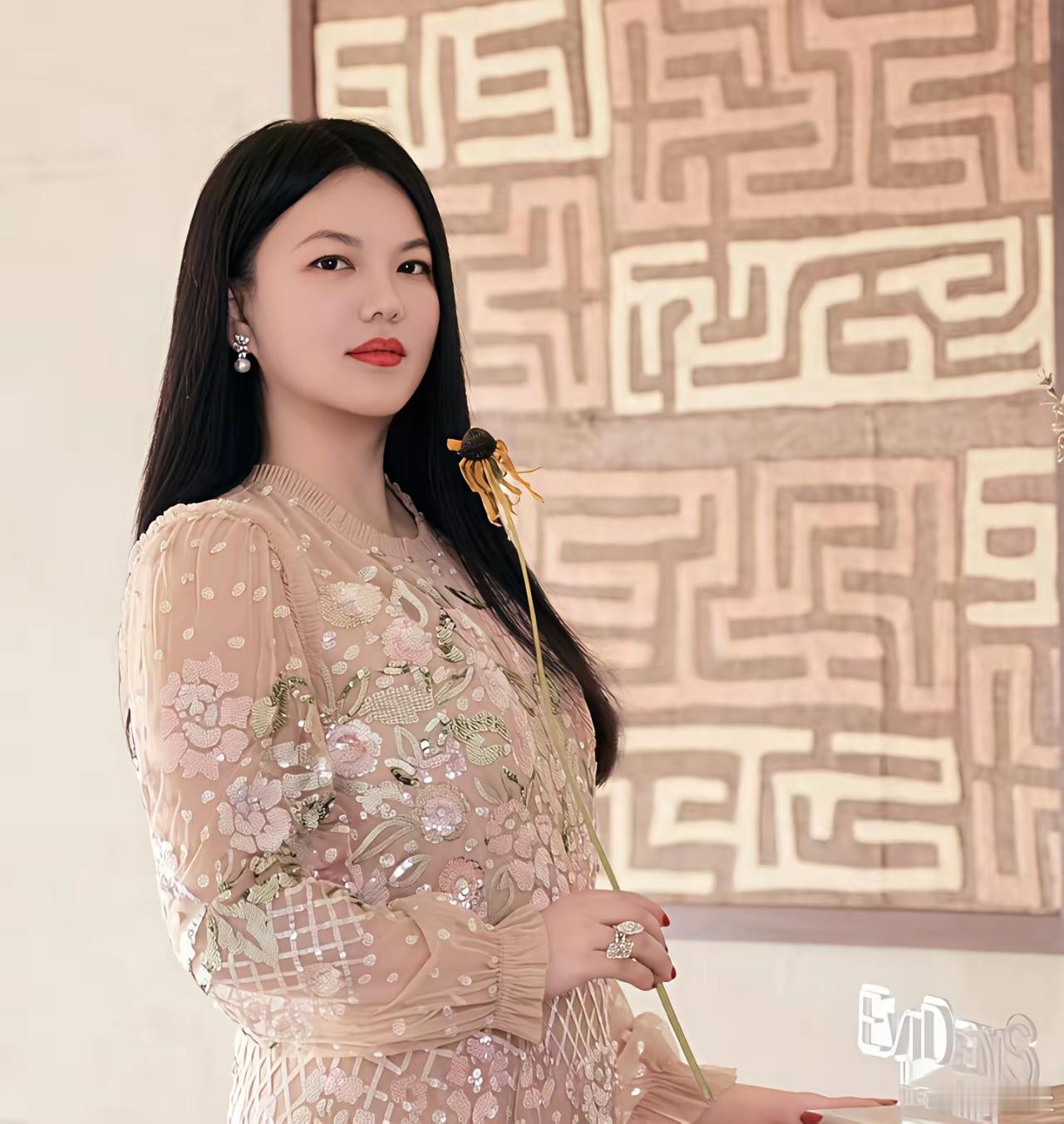 李湘这次要是塌房，真一点不意外。毕竟比起闫学晶，她的言论简直有过之而无不及。早年