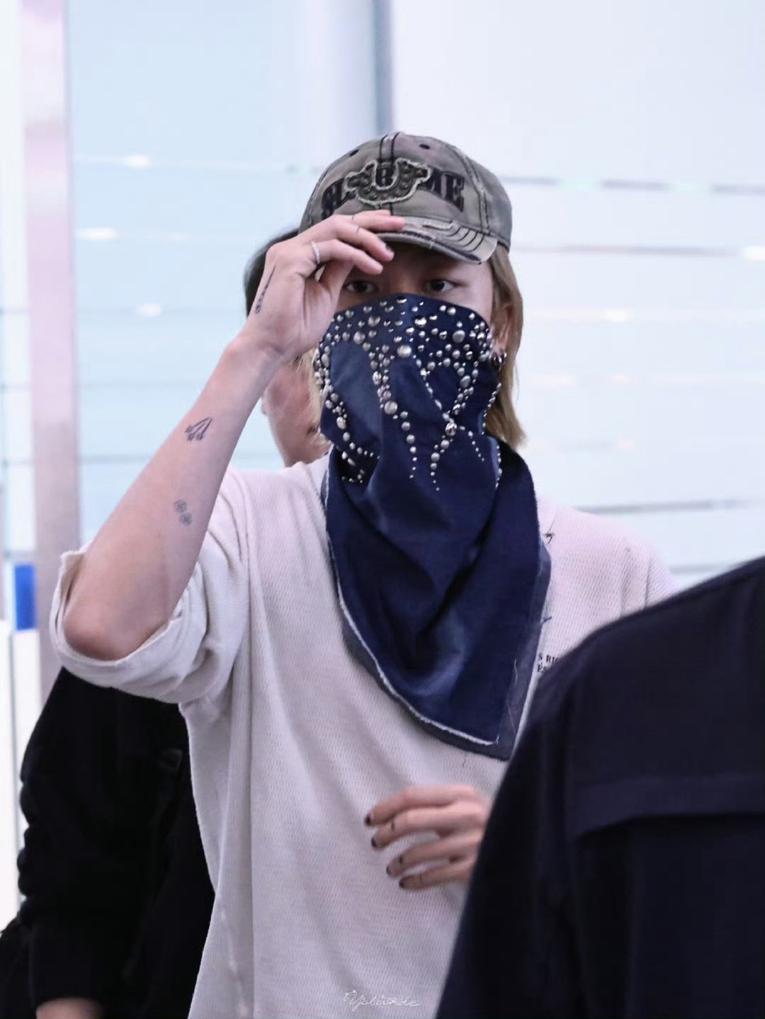 徐明浩丝巾蒙面潮男 徐明浩出发香港机场路透！今日OOTD给自己装扮了新的手臂图案