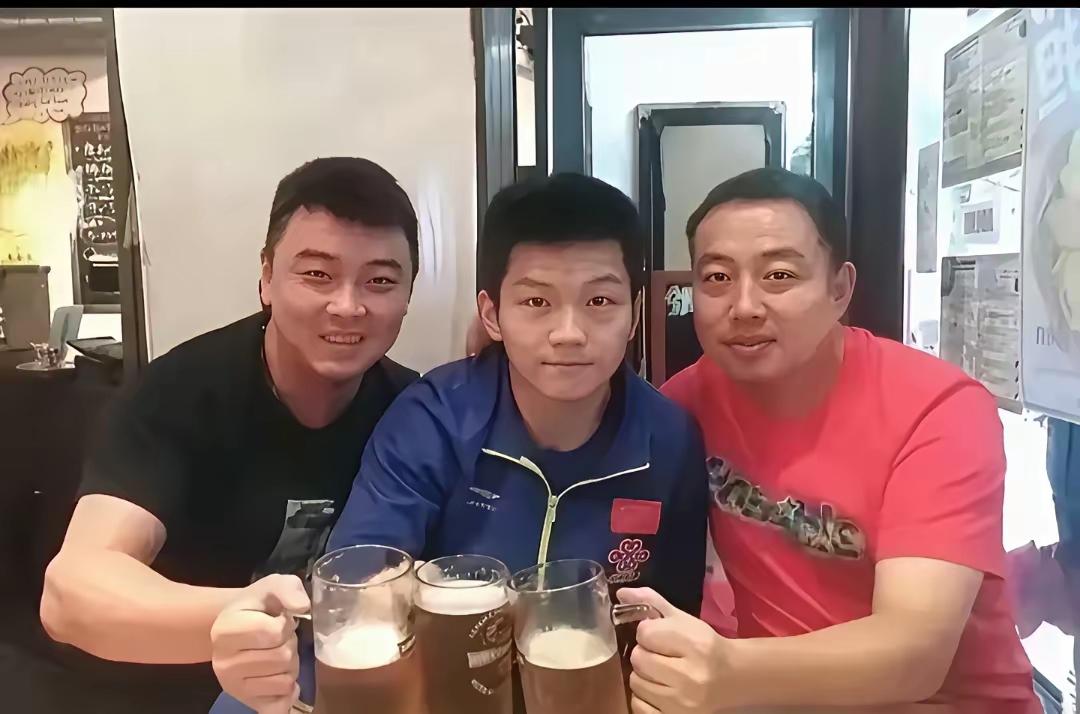 当年碰杯的师徒三人，如今只剩一地鸡毛
 
这张照片里，三个人的啤酒杯碰在一起，那